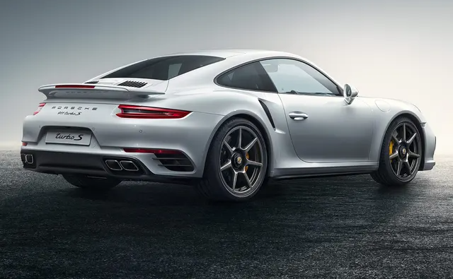 Porsche 911 gây sốc với bộ mâm full carbon
